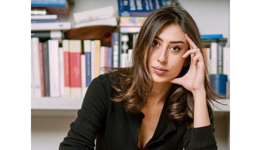 Cecilia Sala, prima inviata podcaster in aree di crisi, arriva a Correggio