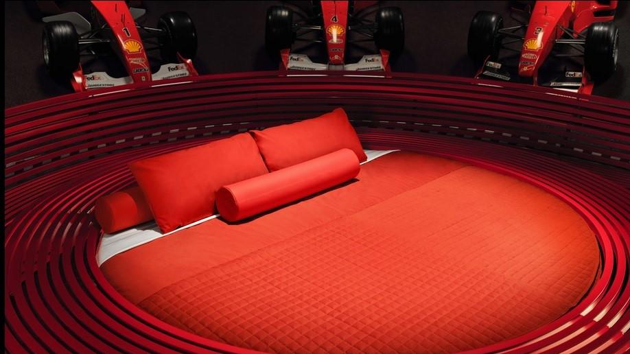 Dormire nel museo Ferrari circondati dalla storia del Cavallino Rampante: l’esperienza di Airbnb