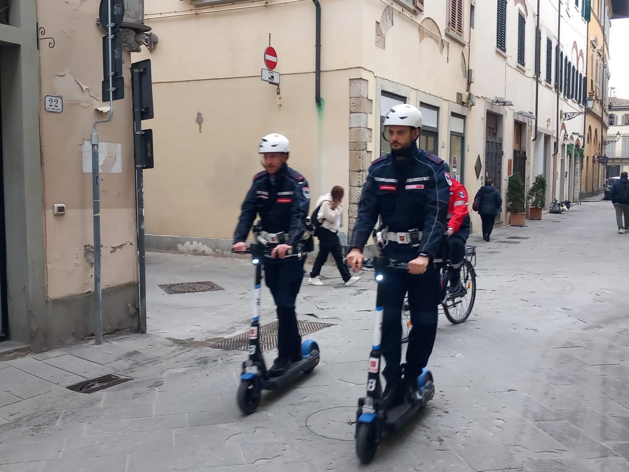 Prato, la Municipale riprende il pattugliamento col monopattino