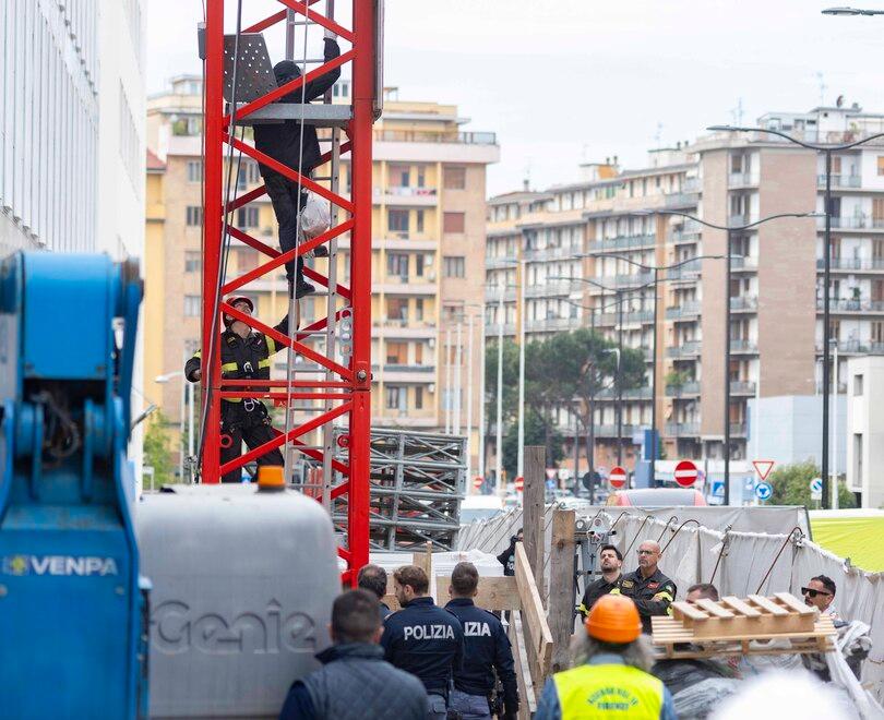 Firenze, dopo quattro giorni di protesta Leonardo Moretti scende dalla gru
