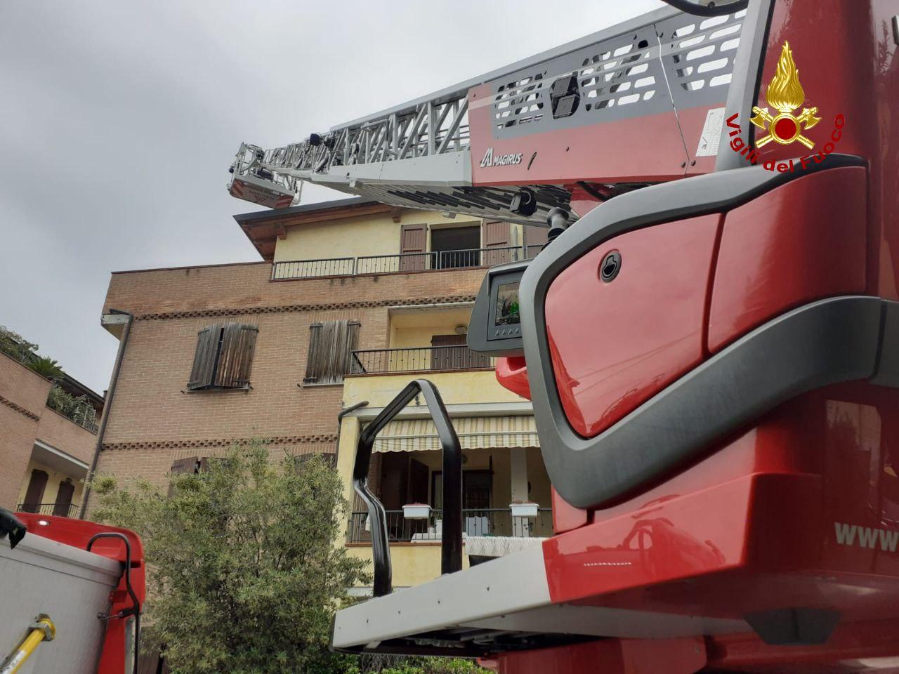Vignola, le fiamme fuori dalla porta: spavento nel condominio