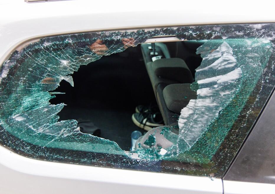 Lido Estensi, vetri spaccati e furti nelle auto