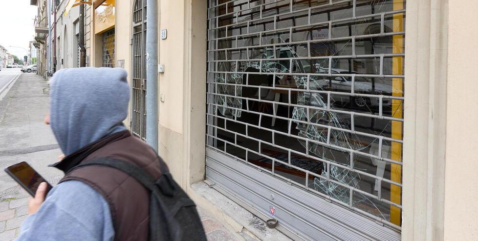 Nella foto la vetrata dell’ingresso del punto vendita Fastweb di Empoli sfondato dai malviventi nella notte tra sabato e domenica scorsi (Foto Juri Autovino)