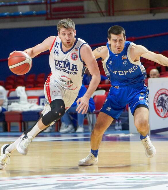 Lorenzo Passoni in azione contro Fabriano (foto Nucci)