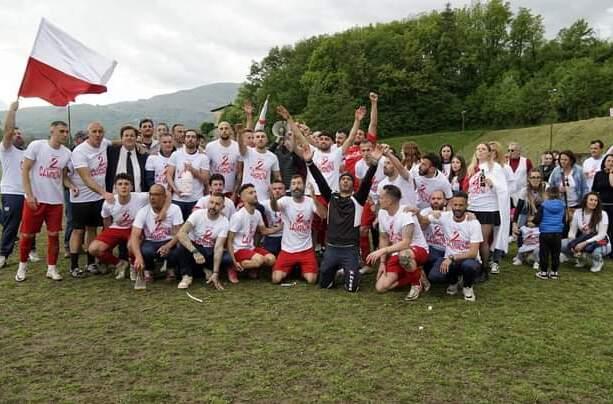 La festa di giocatori e dirigenti dell’Atletico Castiglione che ha vince il campionato di Terza categoria e la Coppa Provinciale