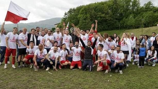 La festa di giocatori e dirigenti dell’Atletico Castiglione che ha vince il campionato di Terza categoria e la Coppa Provinciale
