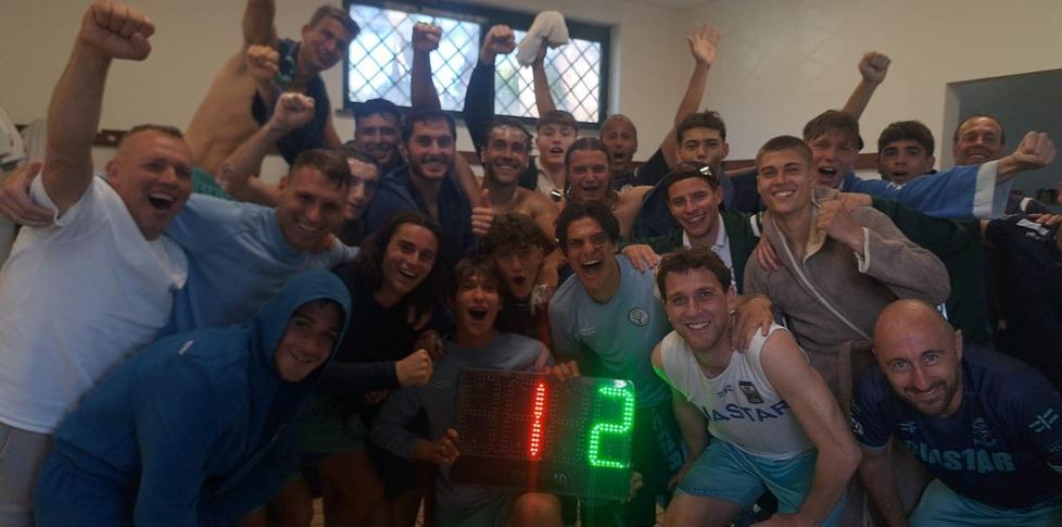 La foto dell’esultanza dei giocatori del Seravezza che ha scatenato le polemiche del Real Forte