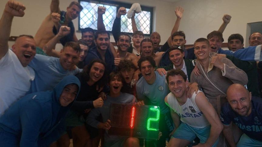 La foto dell’esultanza dei giocatori del Seravezza che ha scatenato le polemiche del Real Forte