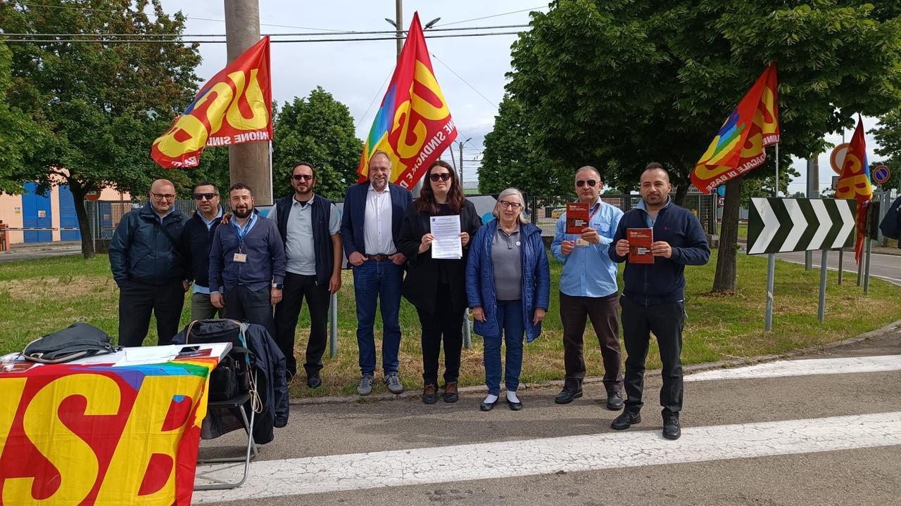 Modena, sciopero davanti ai cancelli di Seta: «L’azienda aumenti salari e riposi»