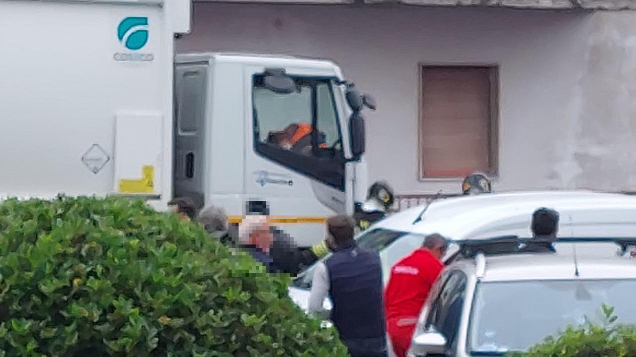 Prato, muore travolto dal camion della raccolta rifiuti