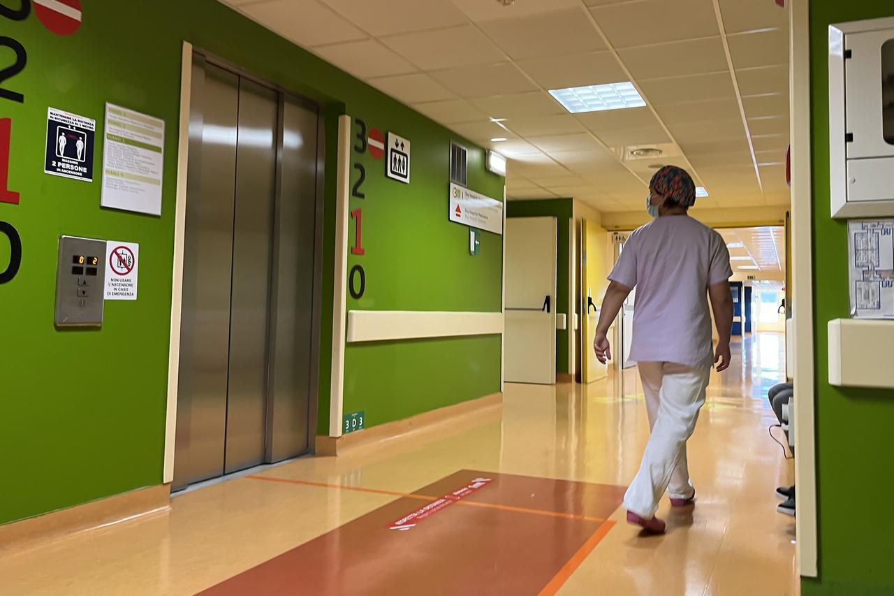 Ferrara, liste d’attesa: «Tempi lunghi e costi. Per il tumore sono andata in Romagna»