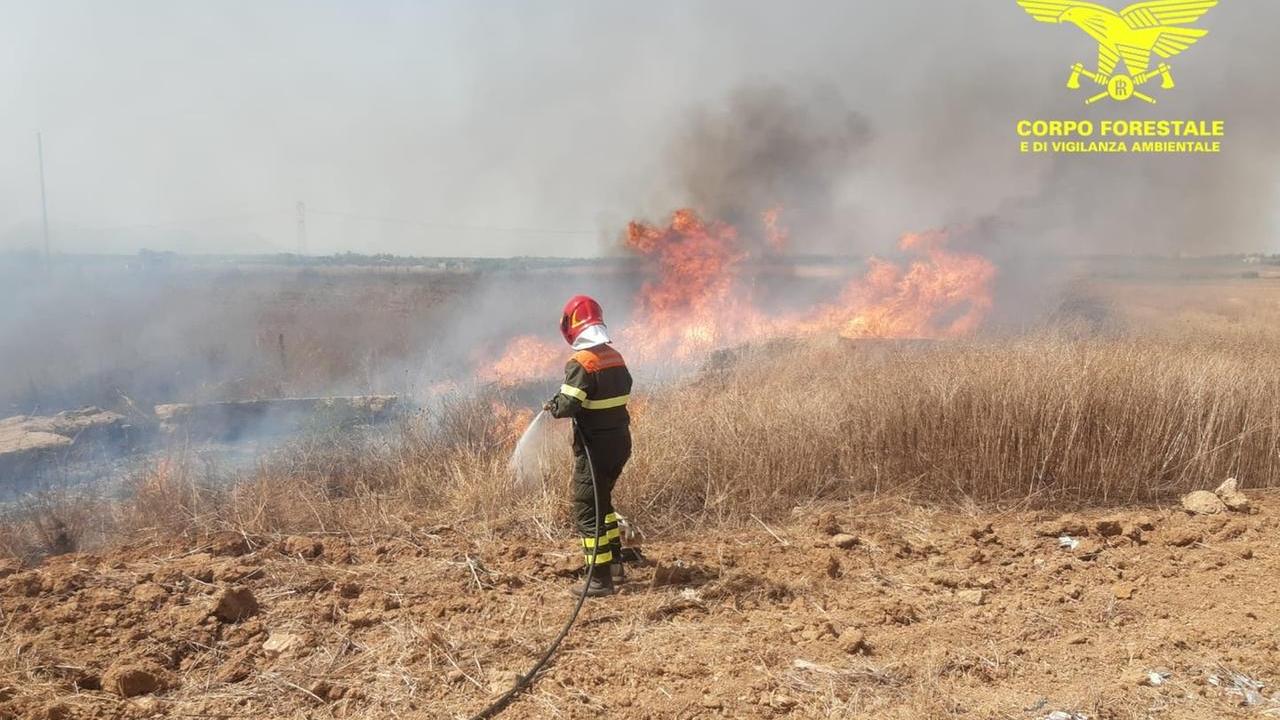 Forestale intossicato dal fumo nell’Oristanese durante le operazioni di spegnimento di un incendio: è grave