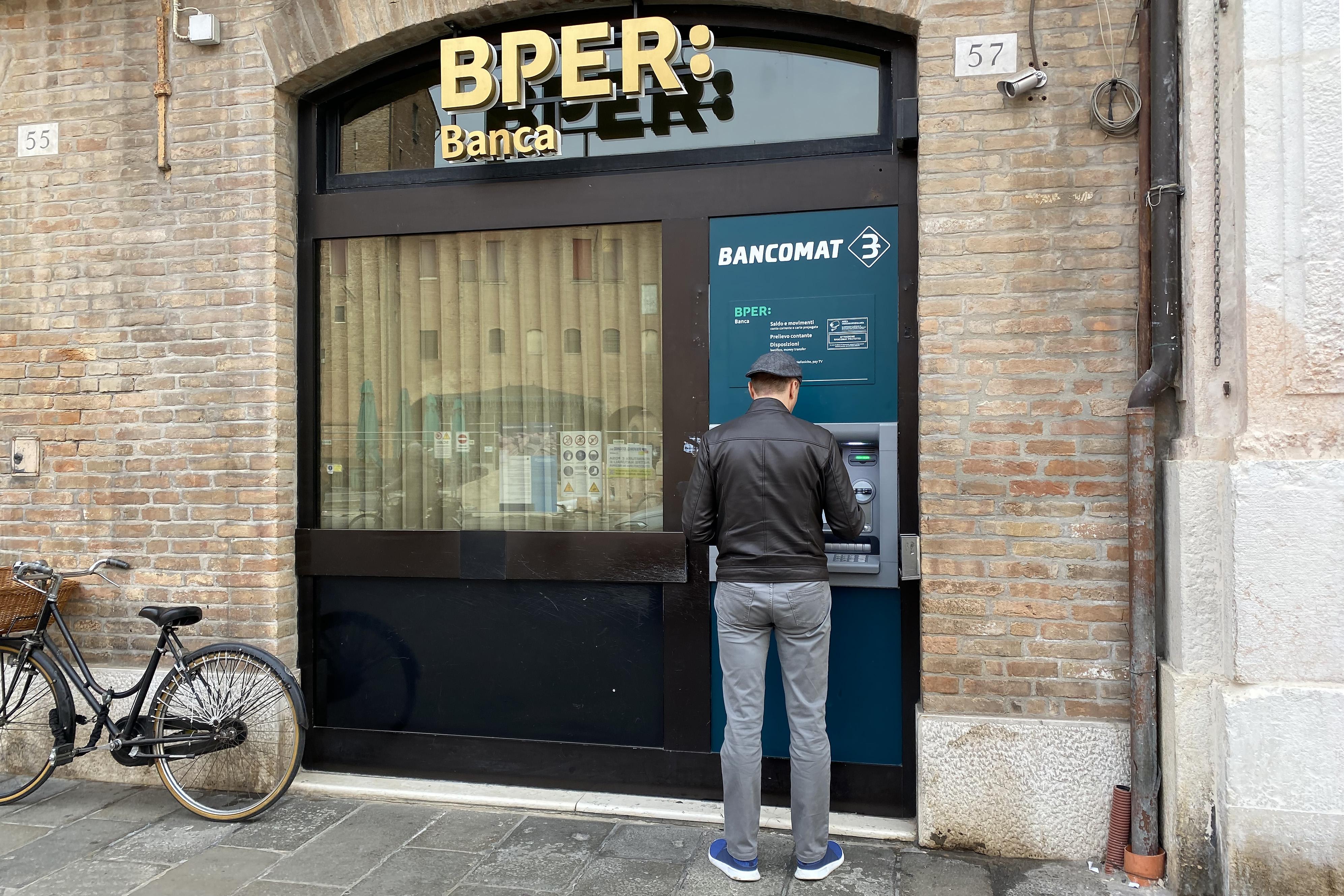 Morìa di filiali bancarie nel Ferrarese: -40%. «I risparmi locali usati altrove»