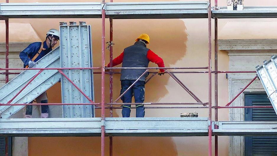 Stretta sul lavoro nero in edilizia, sanzioni anche per i committenti privati