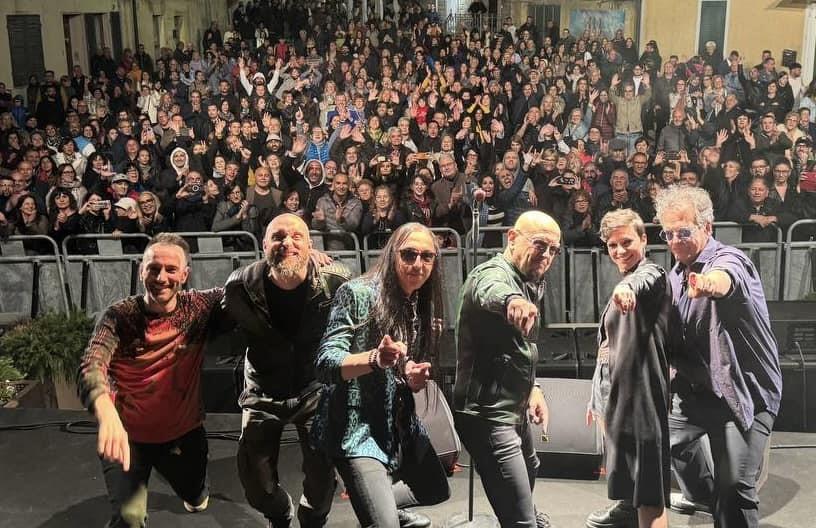 Enrico Ruggeri dal palco di Telti: «Ora capisco perché Gigi Riva e Faber si sono innamorati della Sardegna...»