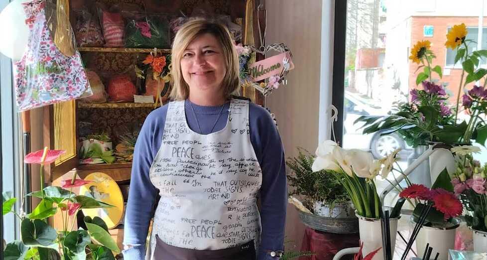Livorno, con Silvia Cozzolino fiorisce il quartiere Sorgenti: «Il segreto è reinventarsi. L’online aiuta e i ragazzi comprano ancora i fiori»