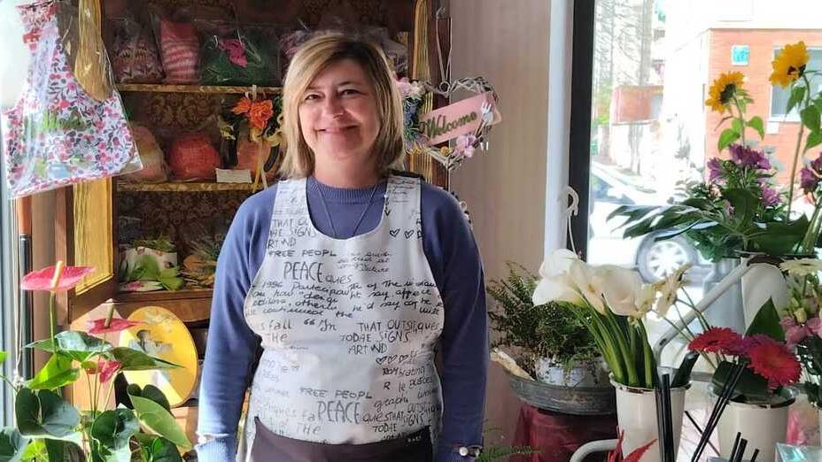 Livorno, con Silvia Cozzolino fiorisce il quartiere Sorgenti: «Il segreto è reinventarsi. L’online aiuta e i ragazzi comprano ancora i fiori»