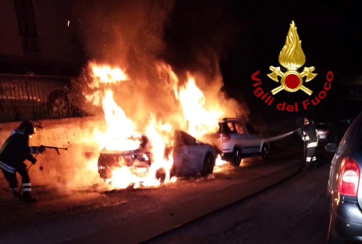 Due auto bruciate nella notte a Nuoro, indagano i carabinieri