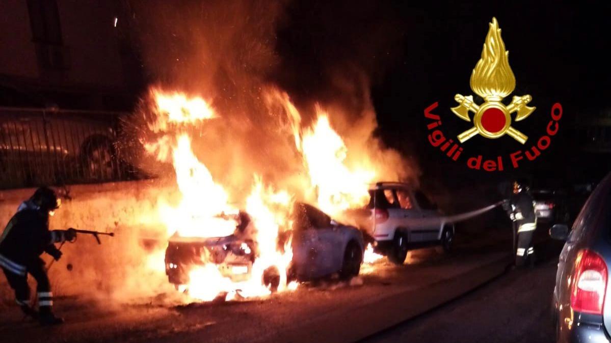Due auto bruciate nella notte a Nuoro, indagano i carabinieri