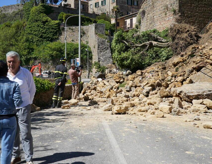 Mura crollate a Volterra, appello del sindaco: lettera al governo per gli aiuti