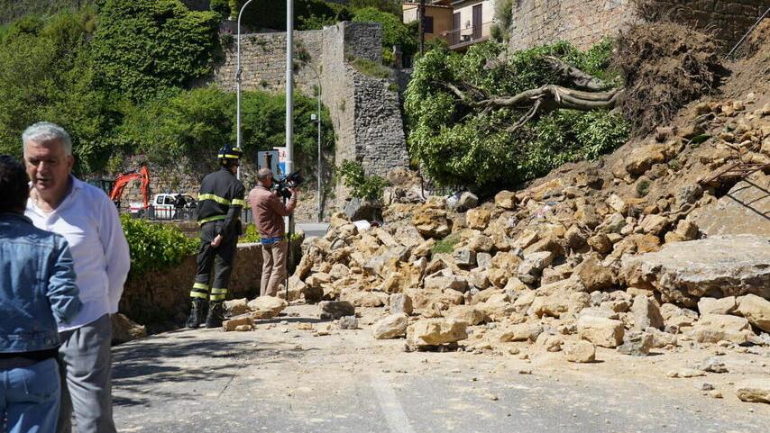 Mura crollate a Volterra, appello del sindaco: lettera al governo per gli aiuti