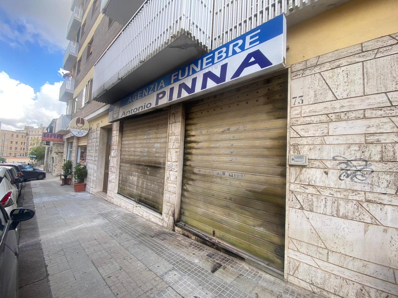 Attentato incendiario nella notte a Sassari in via Monte Grappa contro l’agenzia funebre “Antonio Pinna”