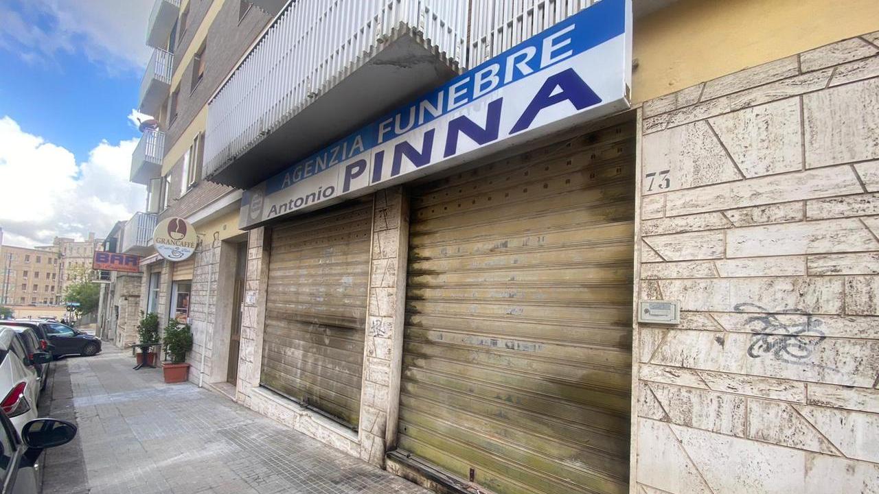 Attentato incendiario nella notte a Sassari in via Monte Grappa contro l’agenzia funebre “Antonio Pinna”