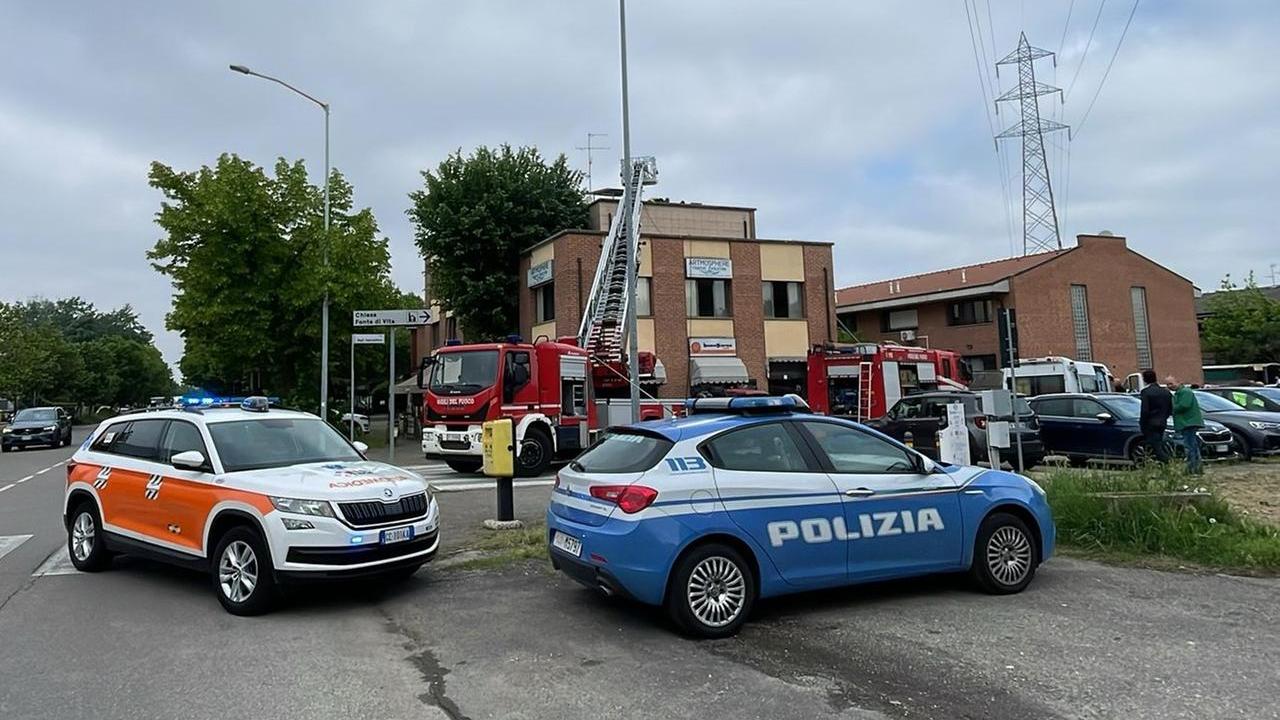 Modena, incendio nella cucina di un bar: i vigili del fuoco spengono le fiamme