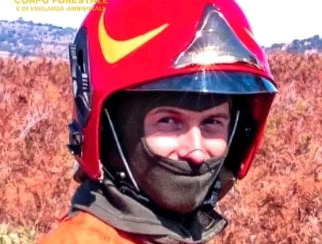 Morto in ospedale il forestale intossicato mentre spegneva un incendio