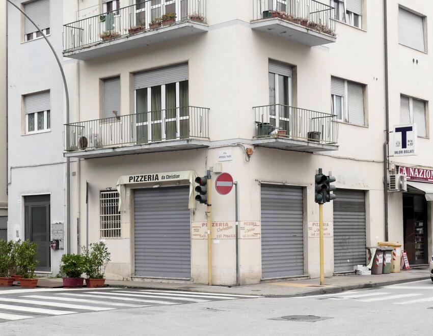 Viareggio, ferito sviene davanti alla pizzeria al Marco Polo: dalla pineta arrivano gli aggressori per colpirlo