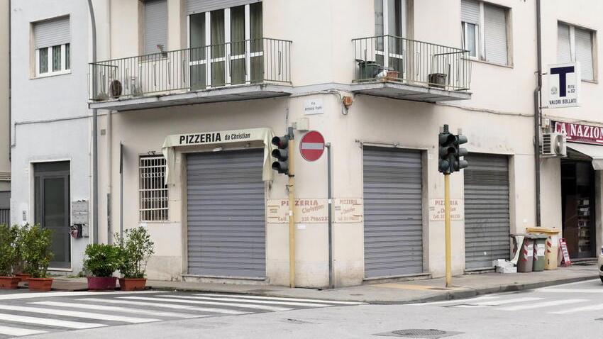 Viareggio, ferito sviene davanti alla pizzeria al Marco Polo: dalla pineta arrivano gli aggressori per colpirlo