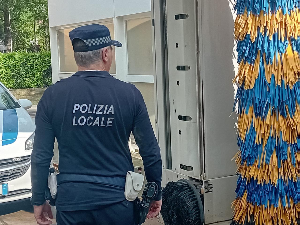 Modena, autolavaggio apre senza autorizzazioni e con un lavoratore in nero