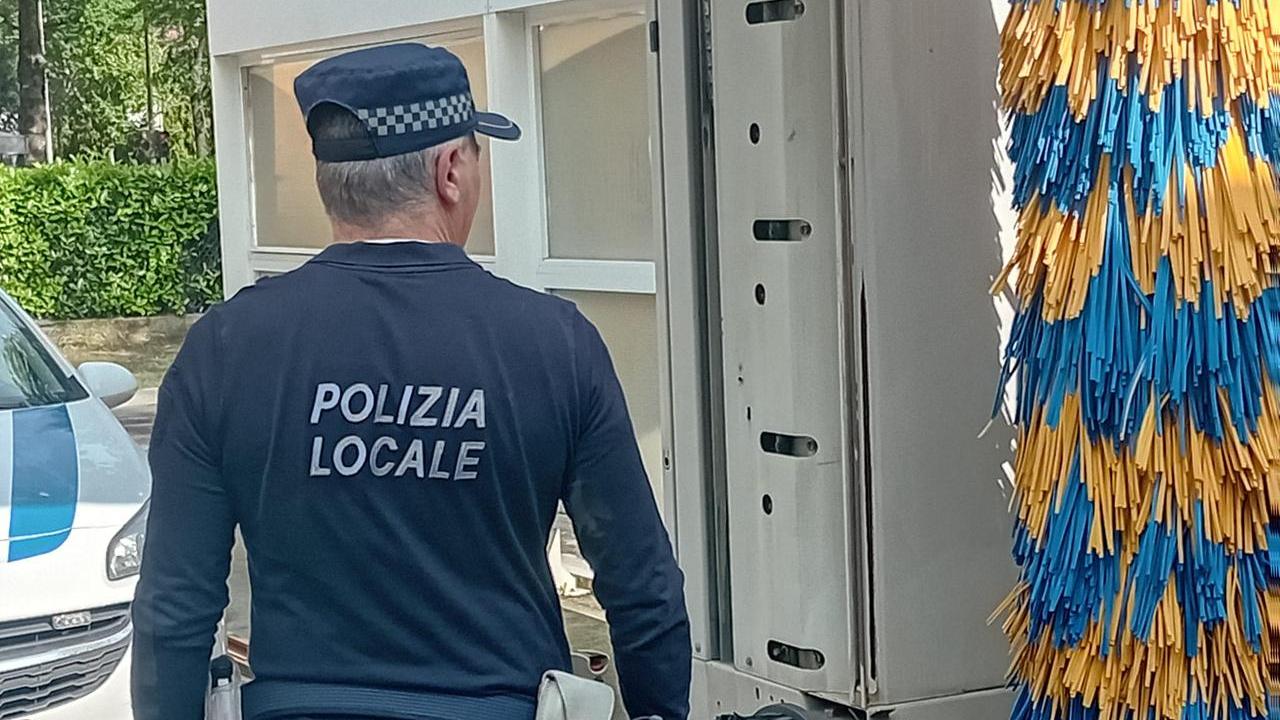 Modena, autolavaggio apre senza autorizzazioni e con un lavoratore in nero