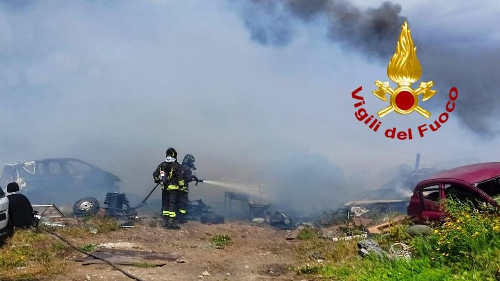 Maxi incendio al campo rom di Selargius: vigili del fuoco mobilitati