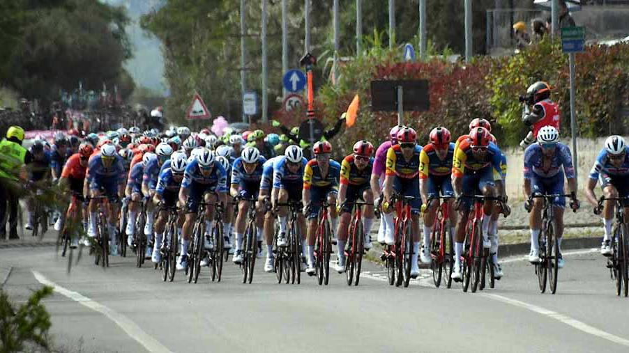 Giro d’Italia 2024, la sesta tappa tutta in Toscana: gli orari e il percorso dettagliato