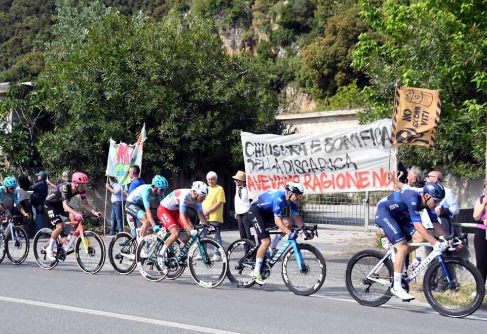 
	La protesta al passaggio del Giro da Montignoso (Foto Cuffaro)

