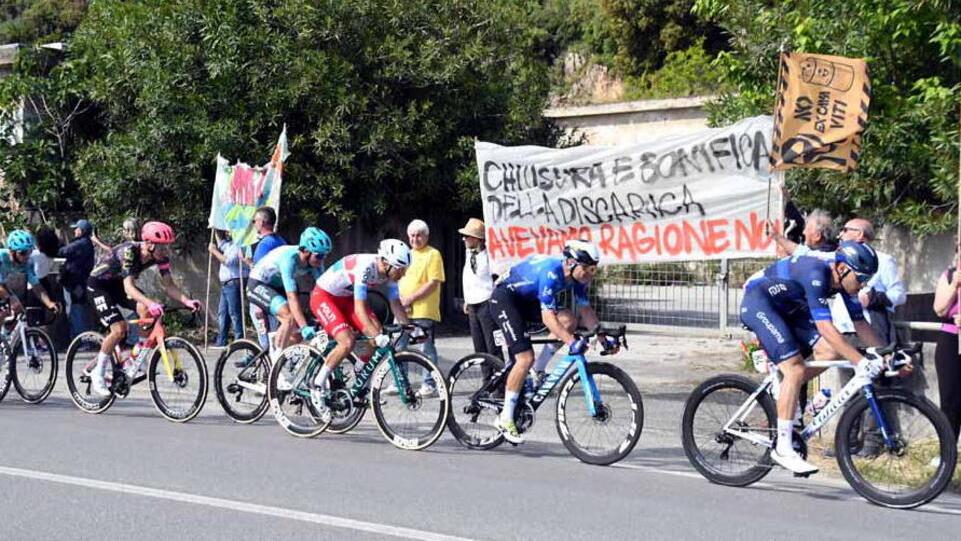 La protesta al passaggio del Giro da Montignoso (Foto Cuffaro)