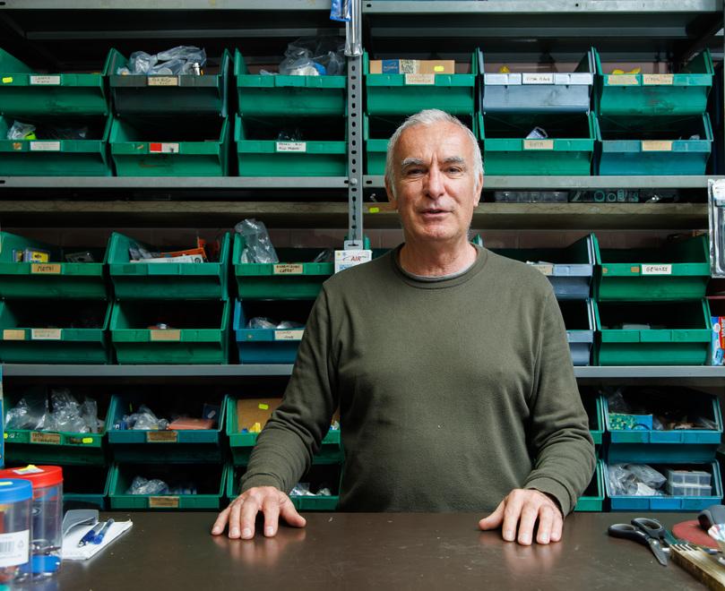 Ferrara, lascia la ferramenta dopo 35 anni: «Nessuno al mio posto, svendo tutto»