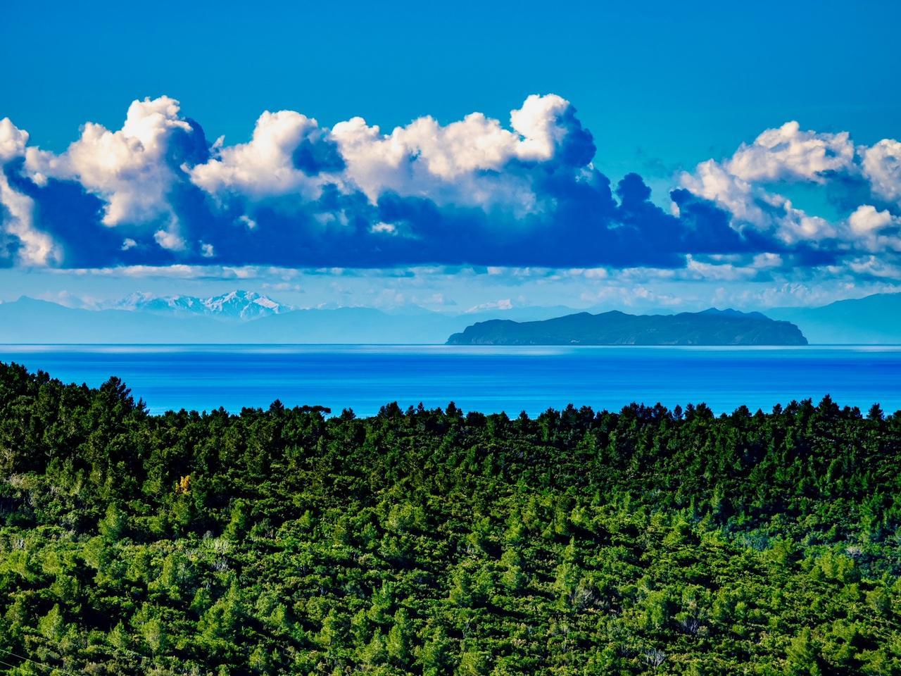 Livorno, che panorama. «Capraia e Monte Cinto da Montenero» di Paolo Belloni