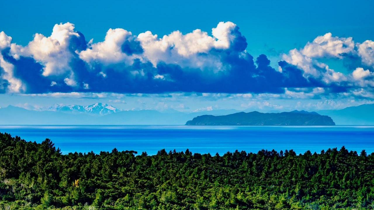 Livorno, che panorama. «Capraia e Monte Cinto da Montenero» di Paolo Belloni