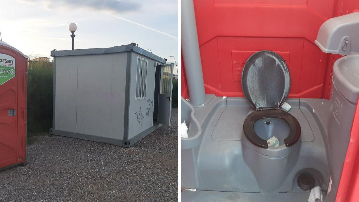 Livorno, il bagno chimico da cantiere sul lungomare di Antignano è ancora aperto e gli incivili lo usano