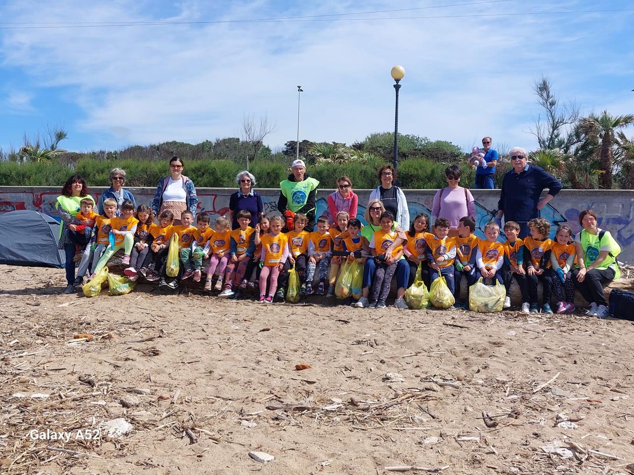 Livorno e i bambini acchiapparifiuti del Piccolo Principe puliscono la spiaggia