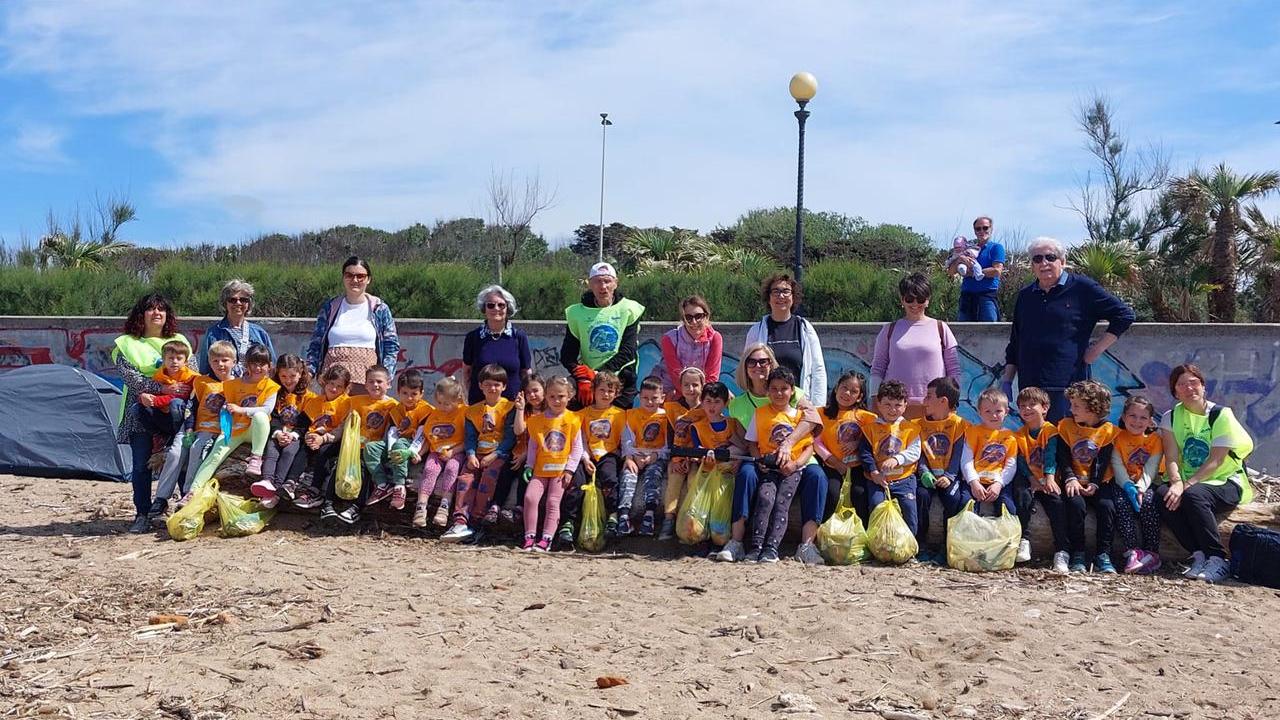 Livorno e i bambini acchiapparifiuti del Piccolo Principe puliscono la spiaggia