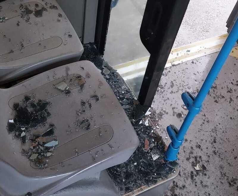 La barriera in frantumi sul bus di Autolinee Toscane partito da Pontedera e bloccato a La Borra