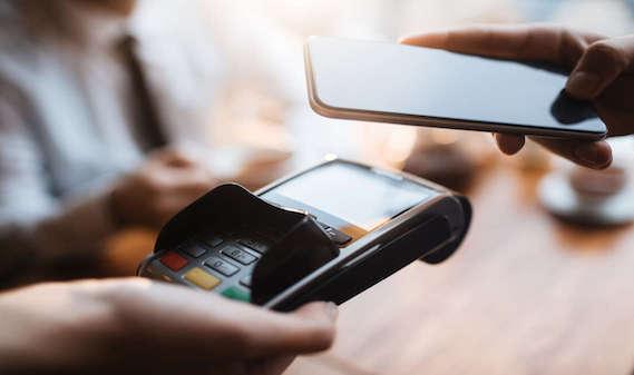 Contanti? No, carta, grazie. Boom di pagamenti digitali a Prato