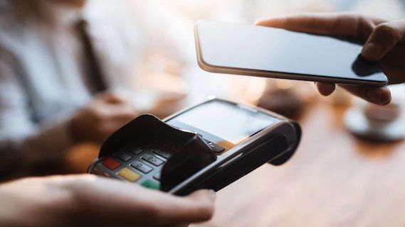 Contanti? No, carta, grazie. Boom di pagamenti digitali a Prato