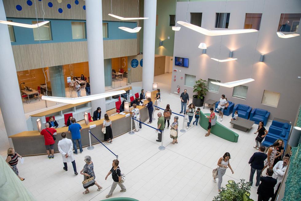 La hall dell'ospedale Mater Olbia