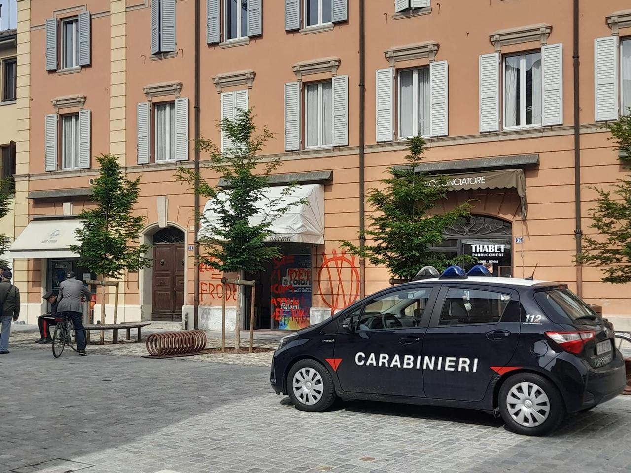 Carpi, imbrattate dai “no vax” le sedi elettorali dei candidati sindaci Righi e Arletti