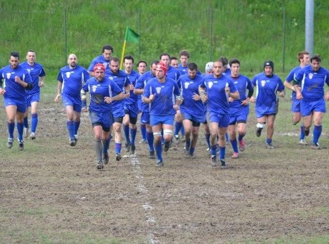 Un allenamento di alcuni anni fa sul campo “Montano”. Il manto sintetico dovrebbe risolvere il problema del fango ma i lavori non sono mai iniziati