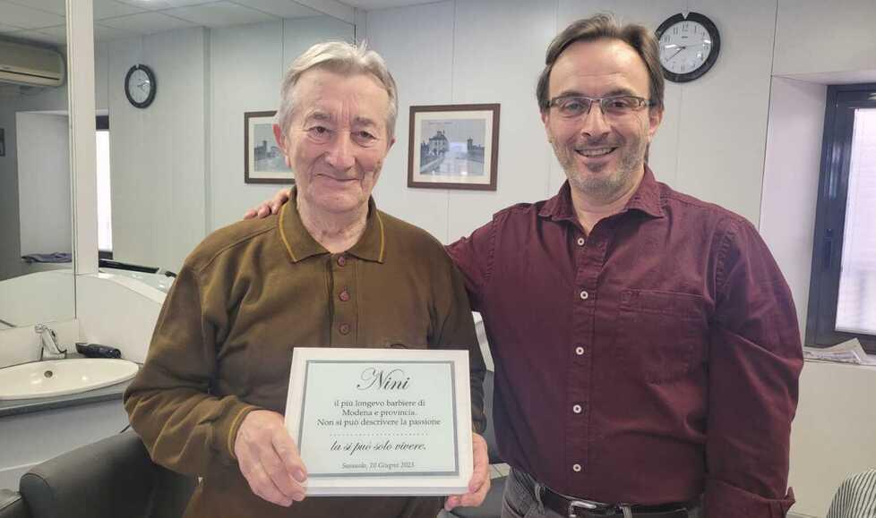 Sassuolo, il barbiere “Nini” compie 91 anni: «Ho iniziato dopo le elementari»<br type="_moz" />
